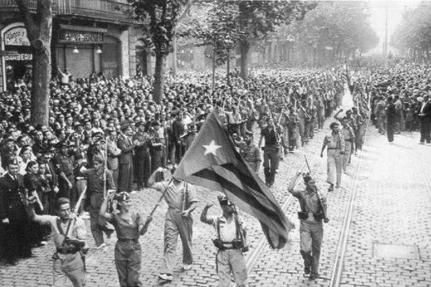 Francesc Macià funda al partido independentista Estado Catalán. Milicianos de Estado Catalán desfilan ninguno el frente de guerra. Barcelona, 1936. Fuente archivo de El Nacional