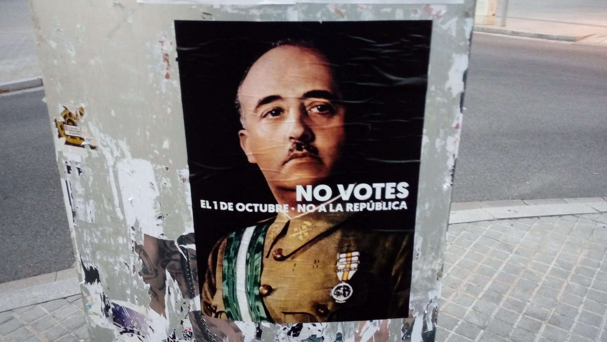 La campanya pel referèndum que utilitza cartells de Franco