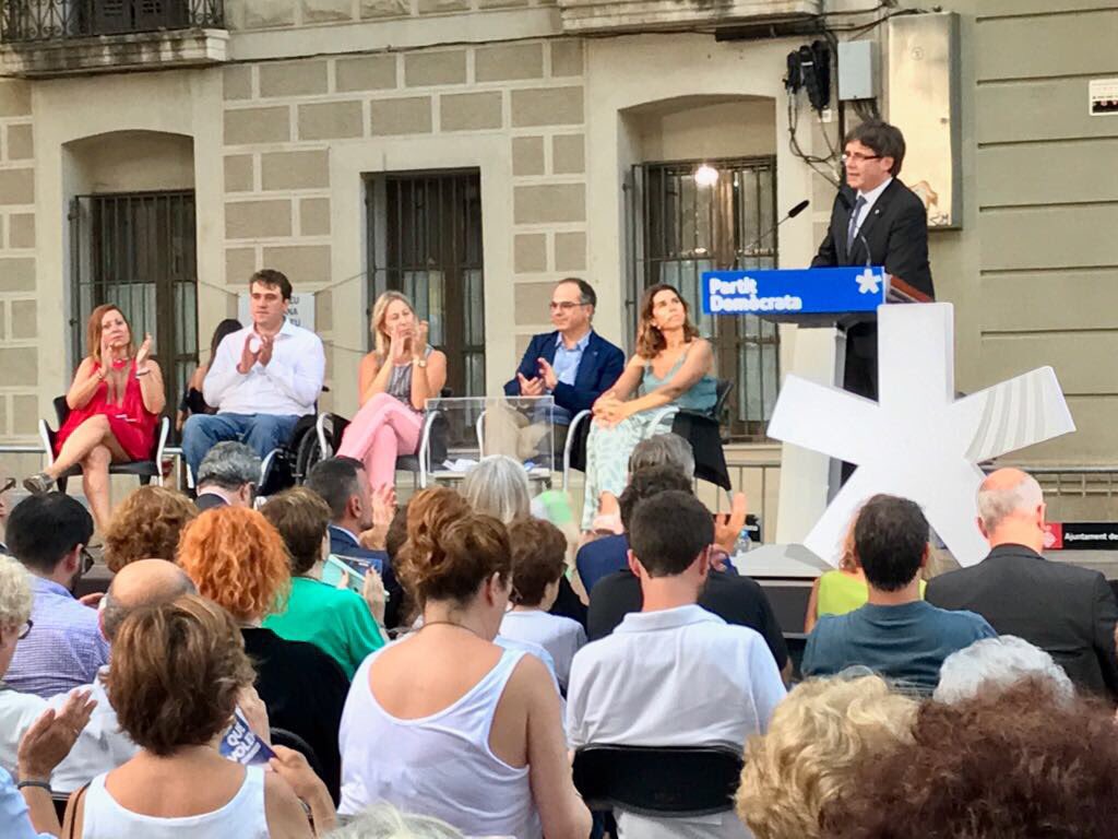 Puigdemont insta a Rajoy a "respetar la democracia" y no usar las "cloacas"