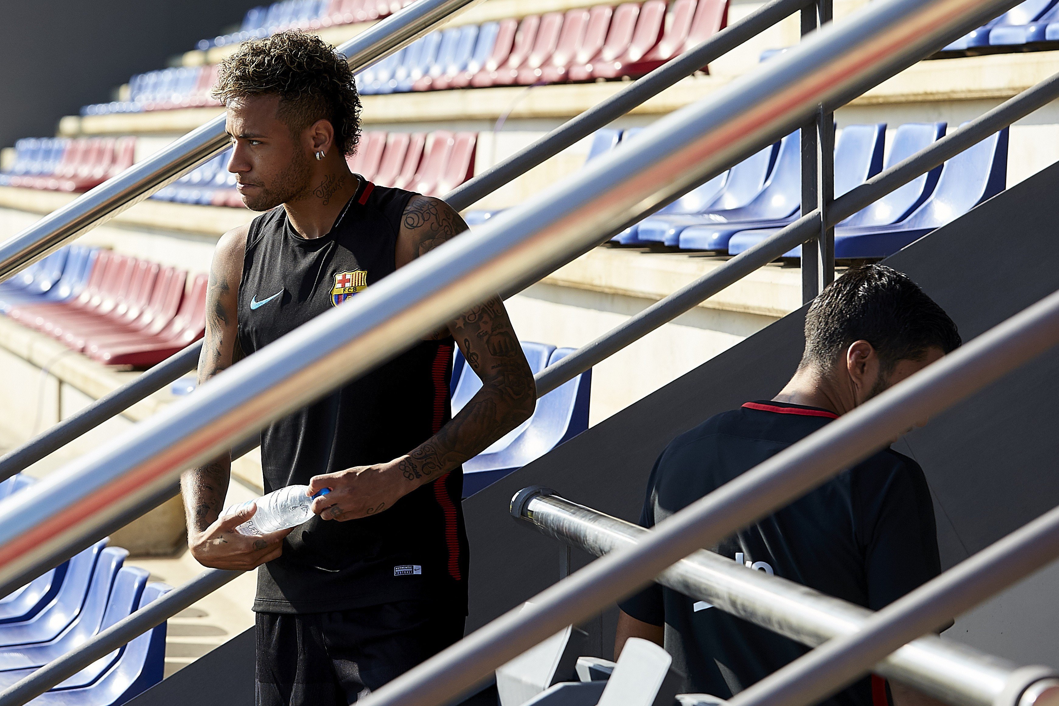 Neymar no tensa la corda i torna a Barcelona