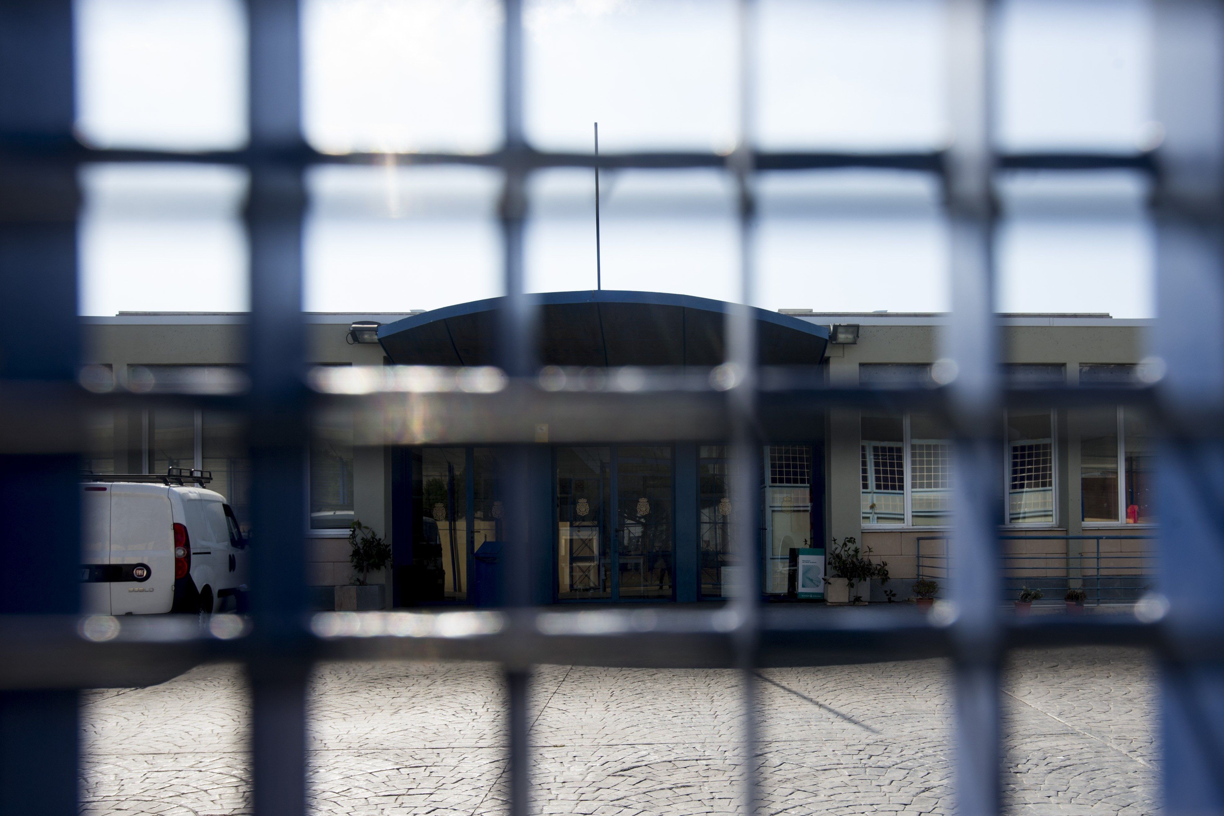 Los internos del CIE de Zona Franca dejan la huelga de hambre