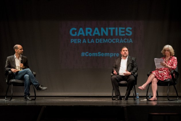 Oriol Junqueras i  Irene Rigau participen en un acte de l' ANC sobre les garanties del referèndum al teatre de Sarrià, Laura Gómez
