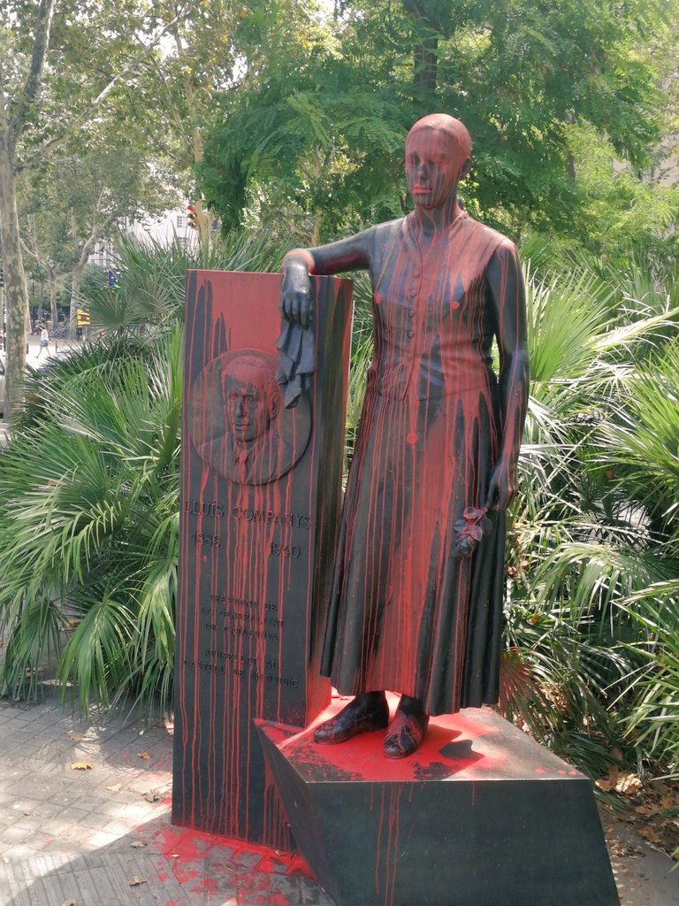 Atacan con pintura roja un monumento de Companys en Barcelona