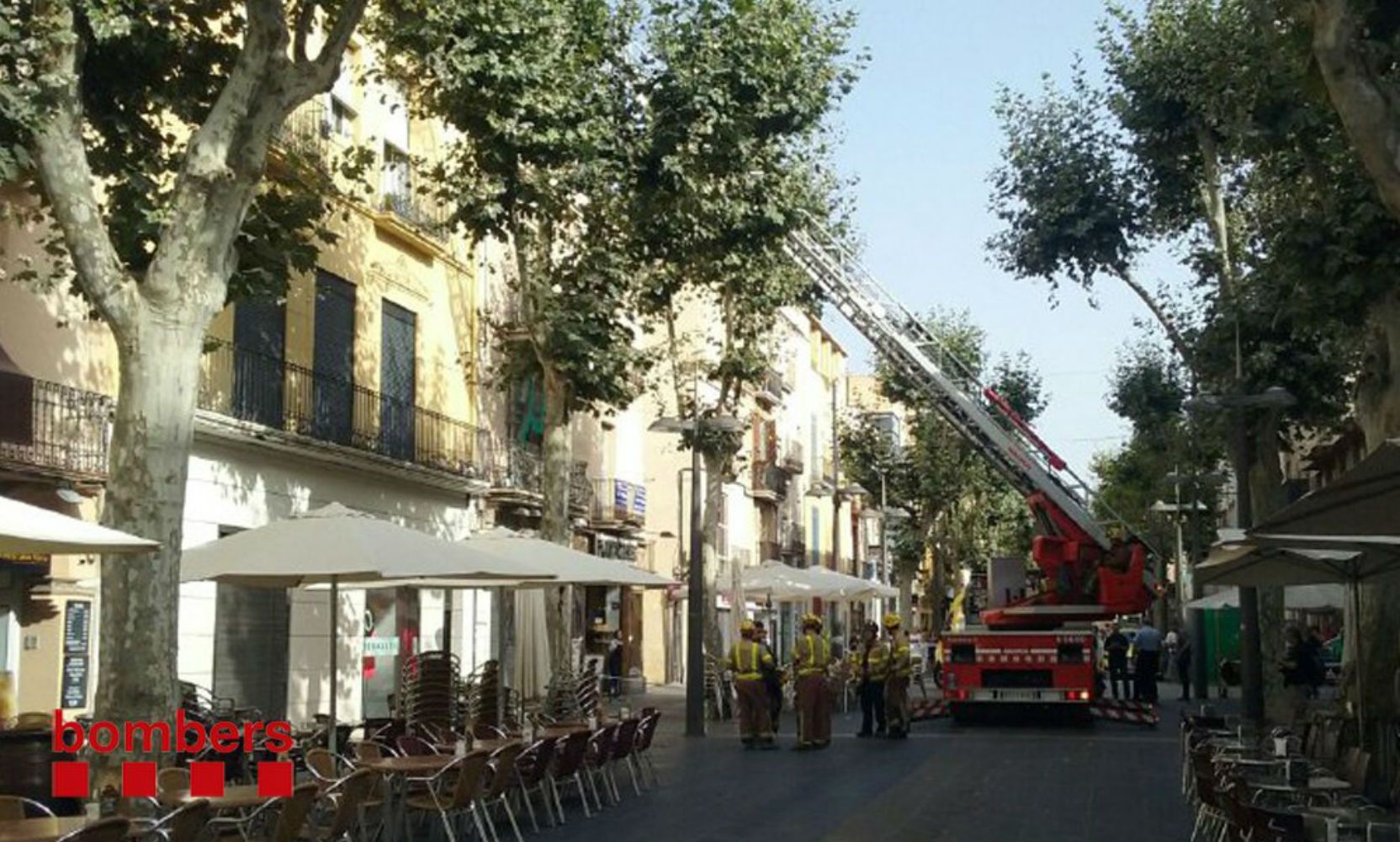 Rescatan tres vecinas en un derrumbamiento de la cubierta de un piso en Vilanova i la Geltrú