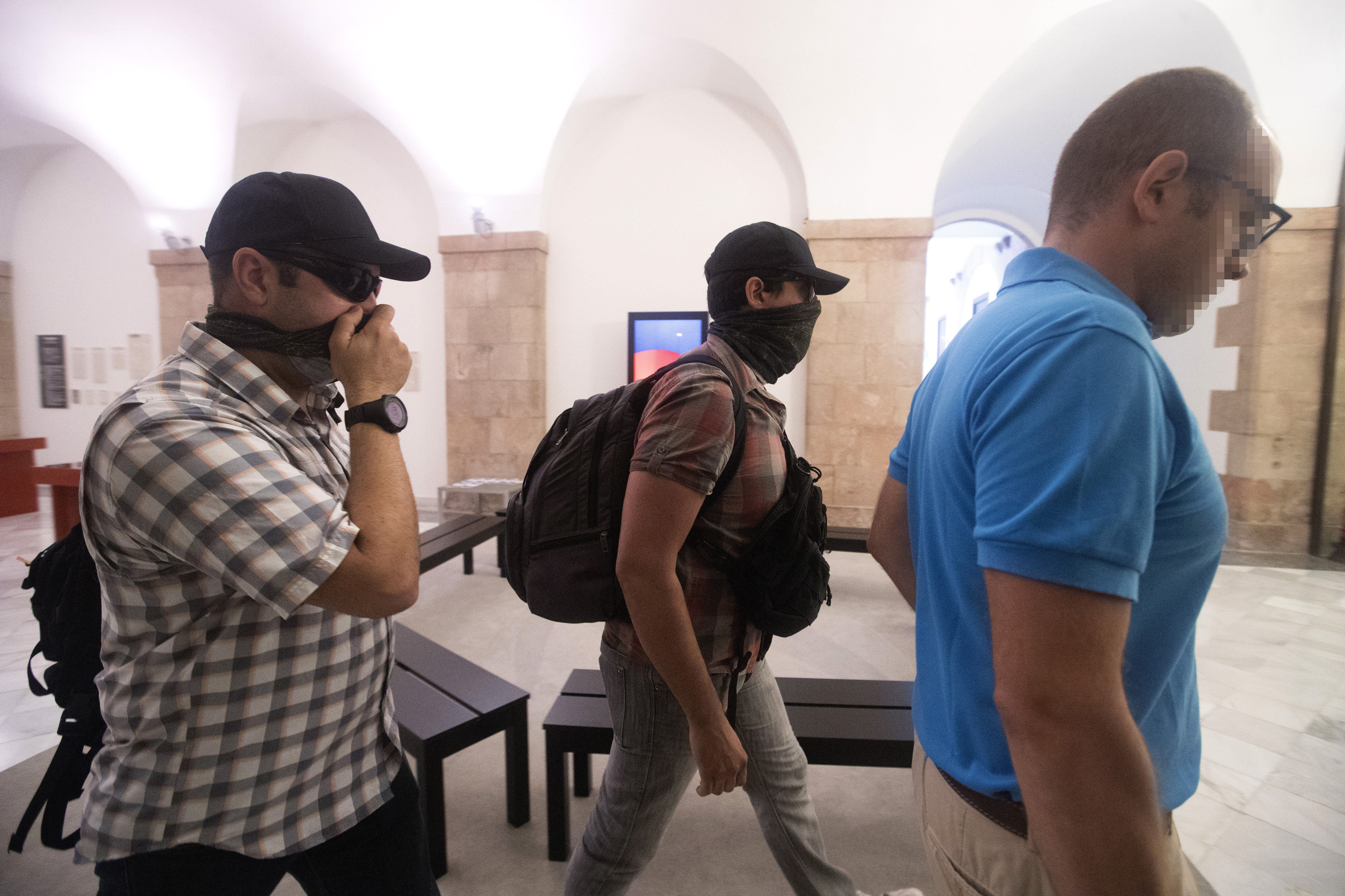 Catalan Parliament to ban entry to armed police with covered faces