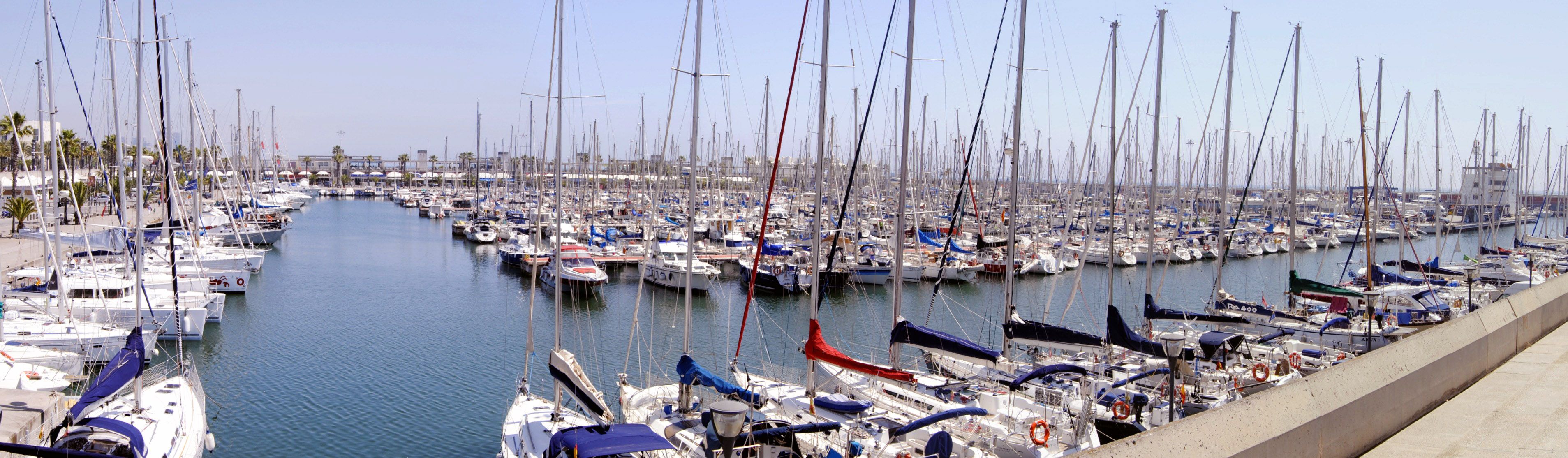 La Generalitat cedeix a Colau la gestió del Port Olímpic
