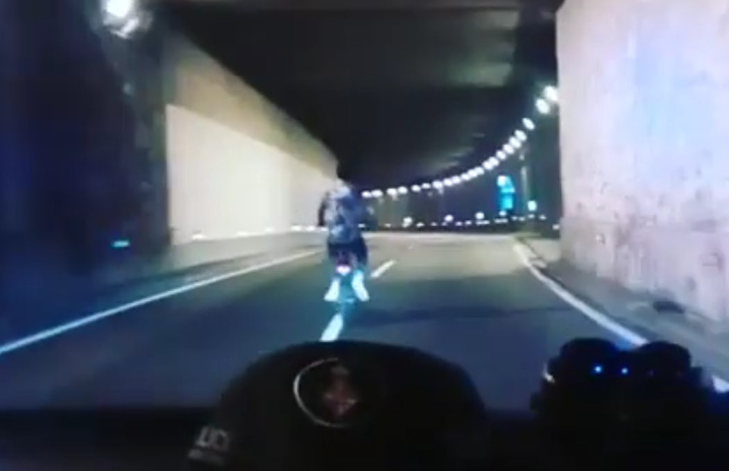 De paseo en bici por la ronda, a plena madrugada