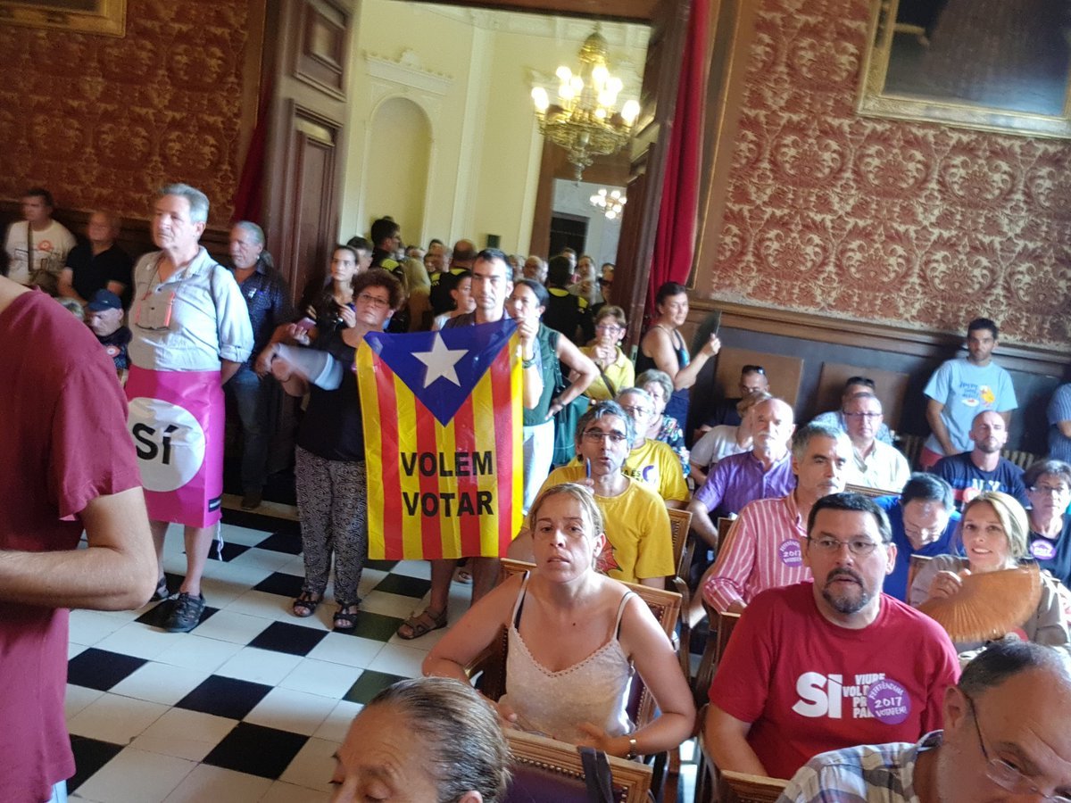 Tarragona protesta davant l'Ajuntament: "Ballesteros, posa urnes"