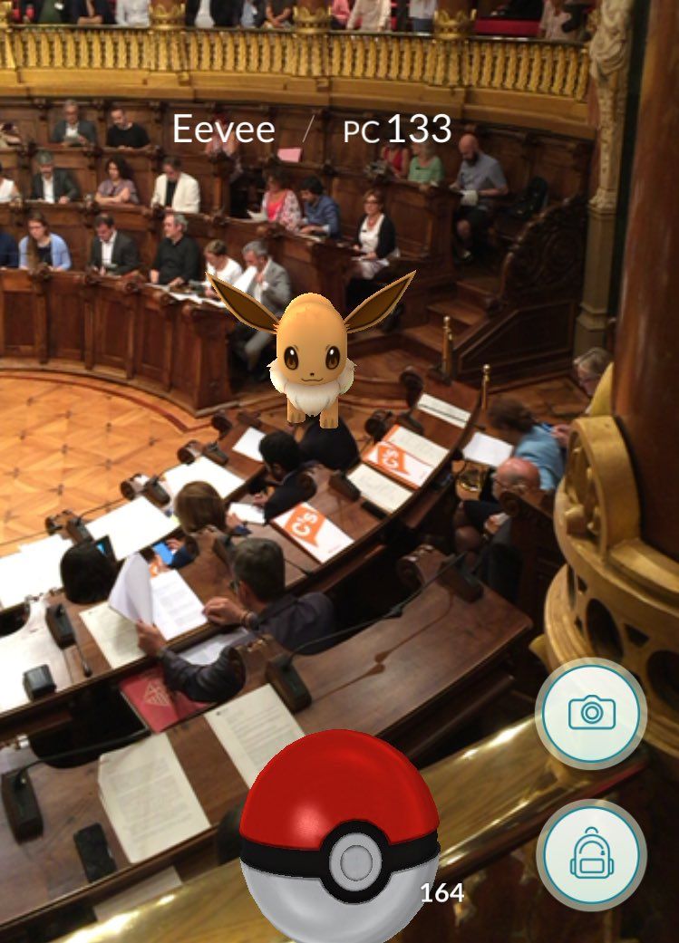 Los Pokémon se cuelan en el Ayuntamiento de Barcelona y encienden la red contra PP y PSC