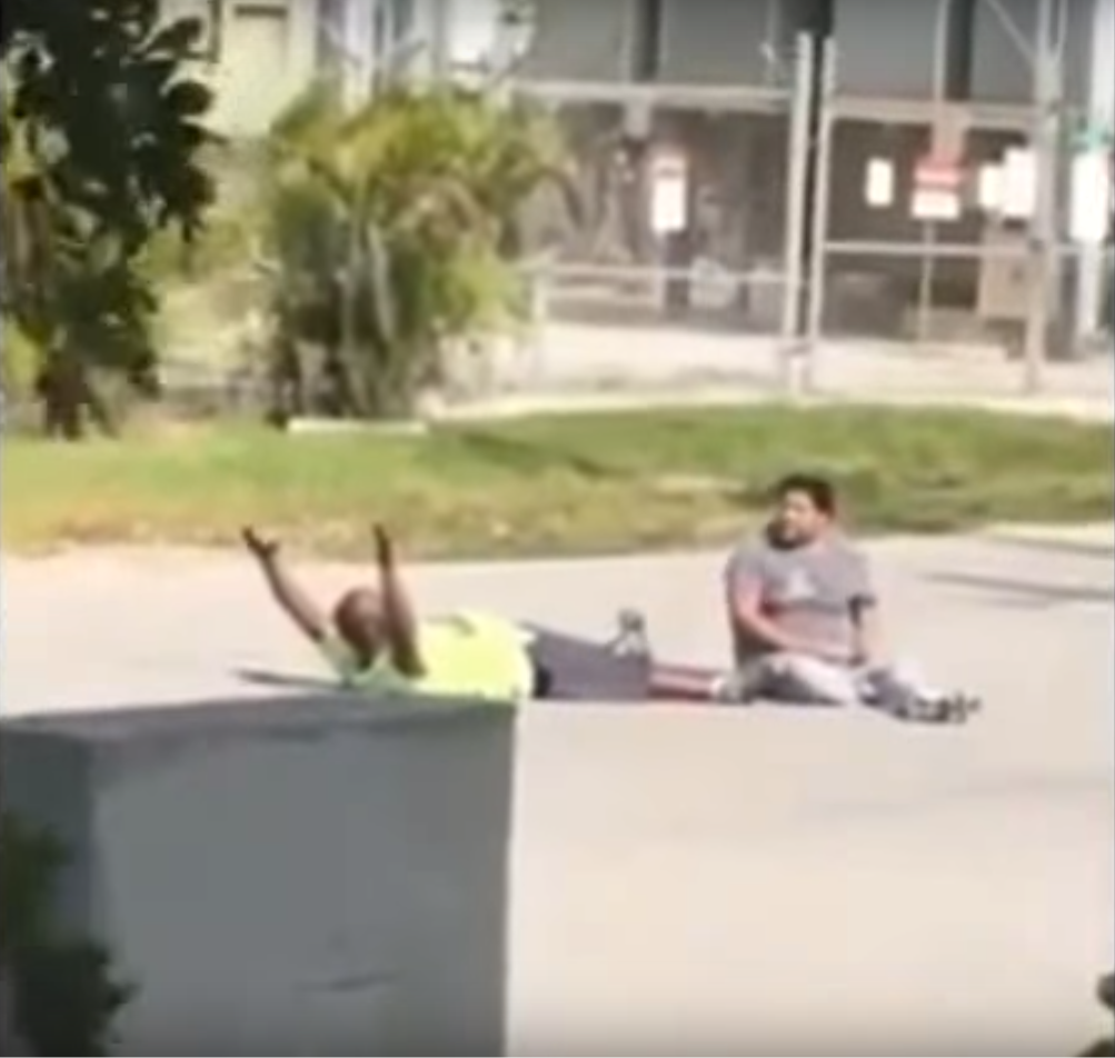 Un policia de Miami dispara a un indefens terapeuta negre que cuidaba d'un autista