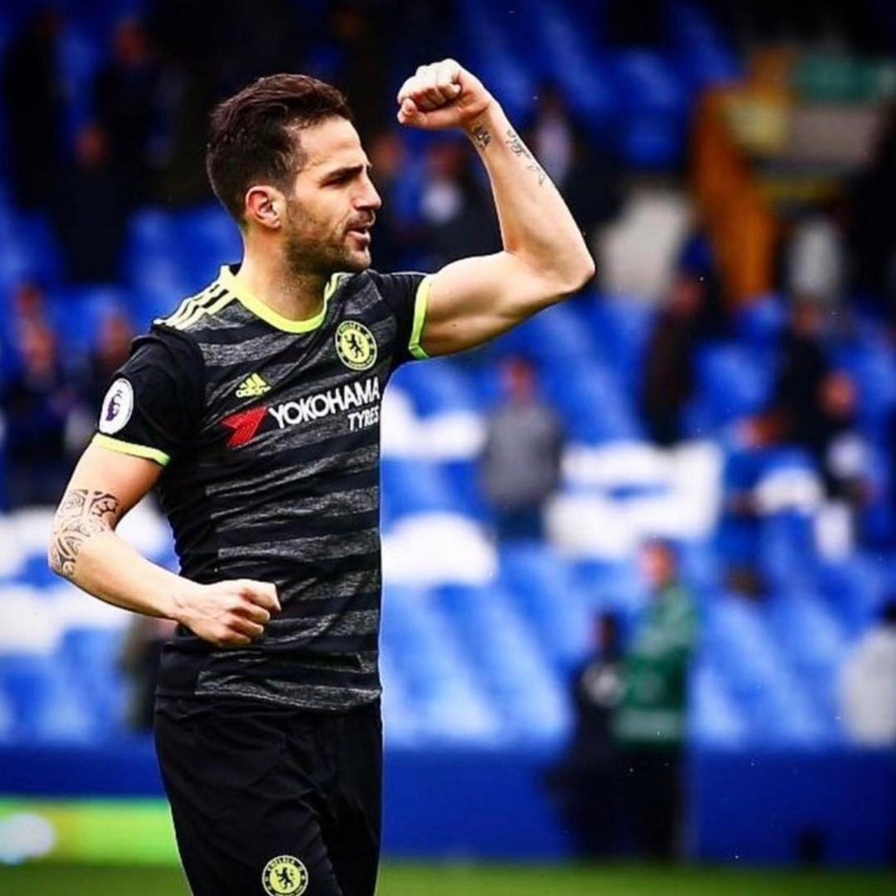 La red se ríe de la camisa de Cesc Fàbregas en la BBC