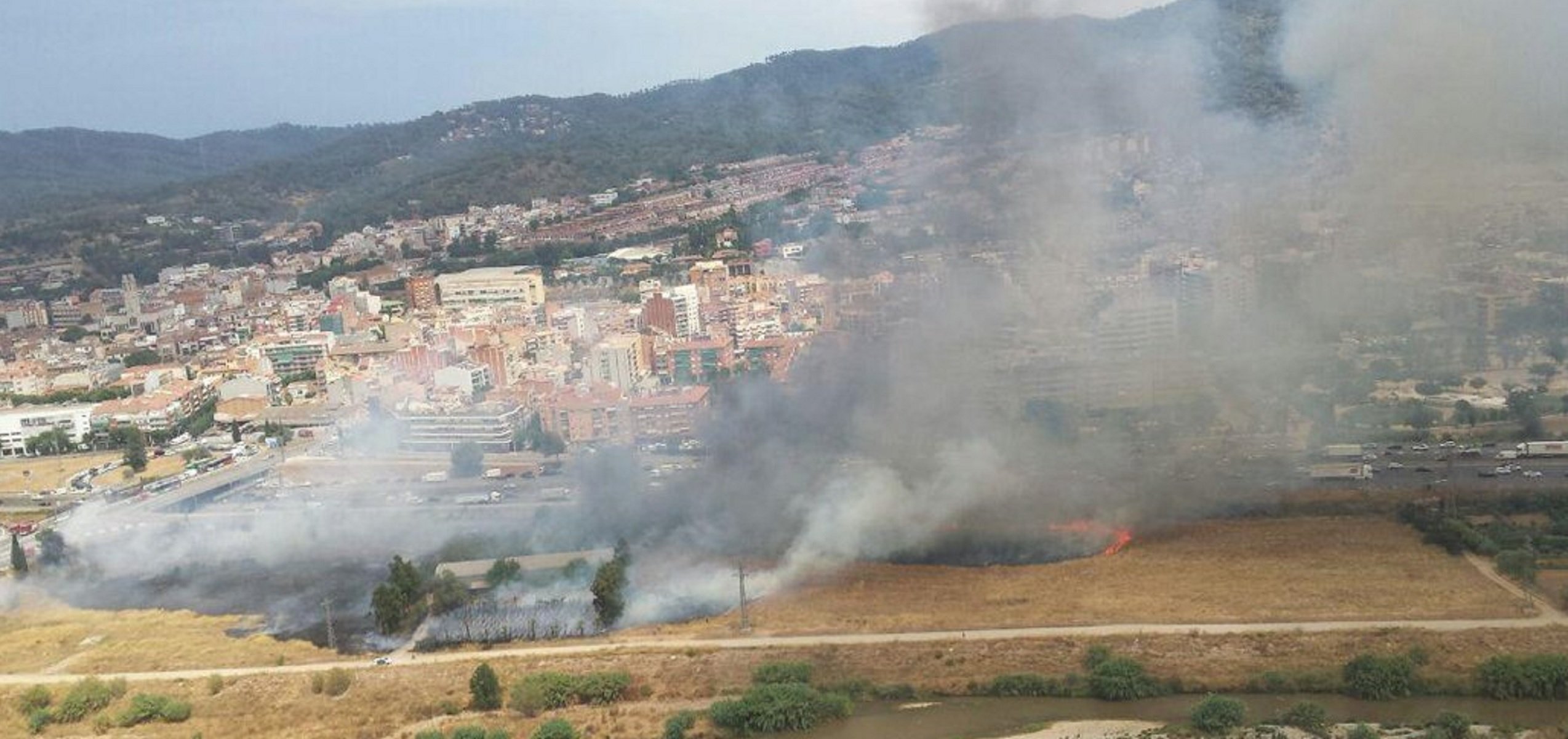 Estabilitzat l'incendi als marges de l'A-2 a Molins de Rei