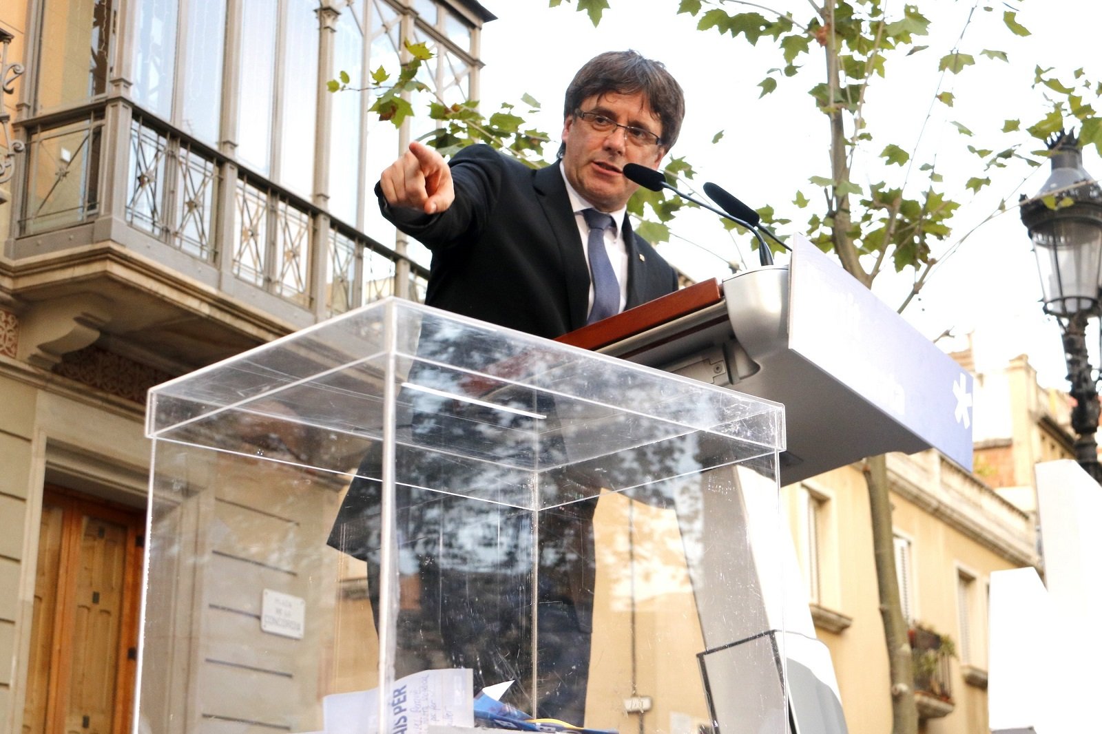Puigdemont: "Ens pot tornar els euros, ministre?"