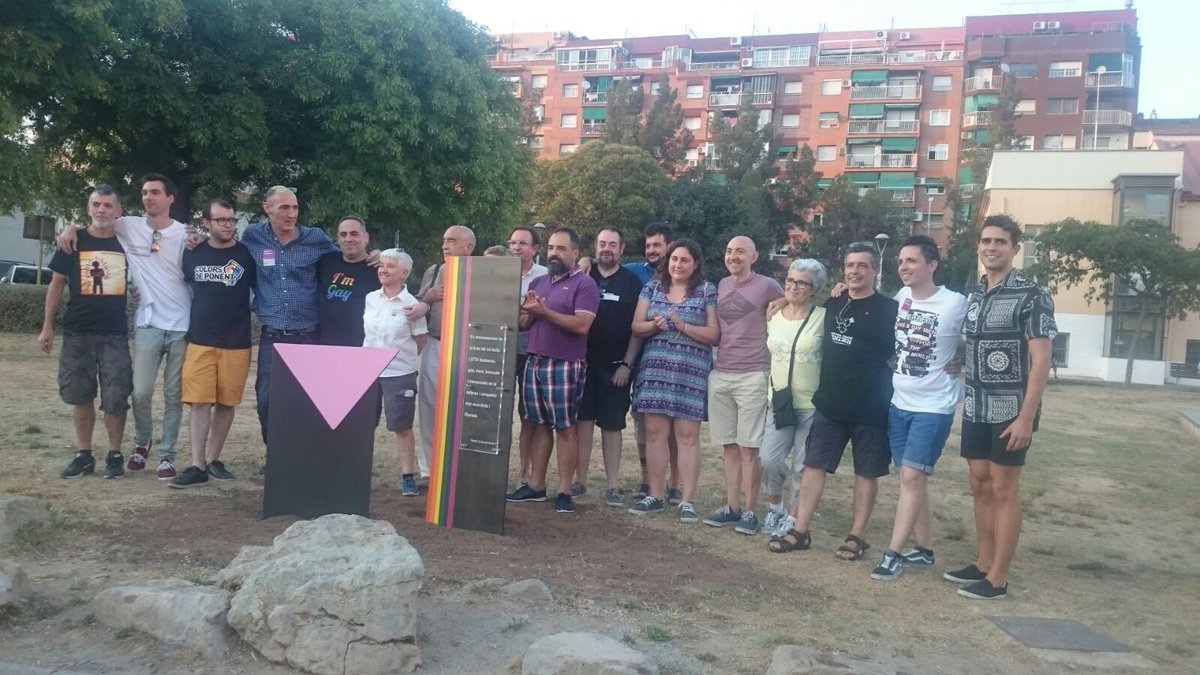 Inauguren a Ripollet el primer monument de l'Estat als activistes LGTBI