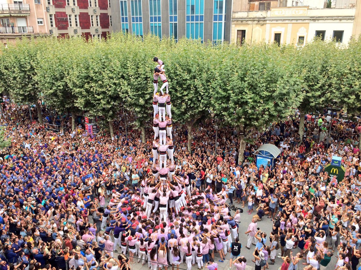 La festividad castellera de Todos los Santos condena el encarcelamiento de Sànchez y Cuixart