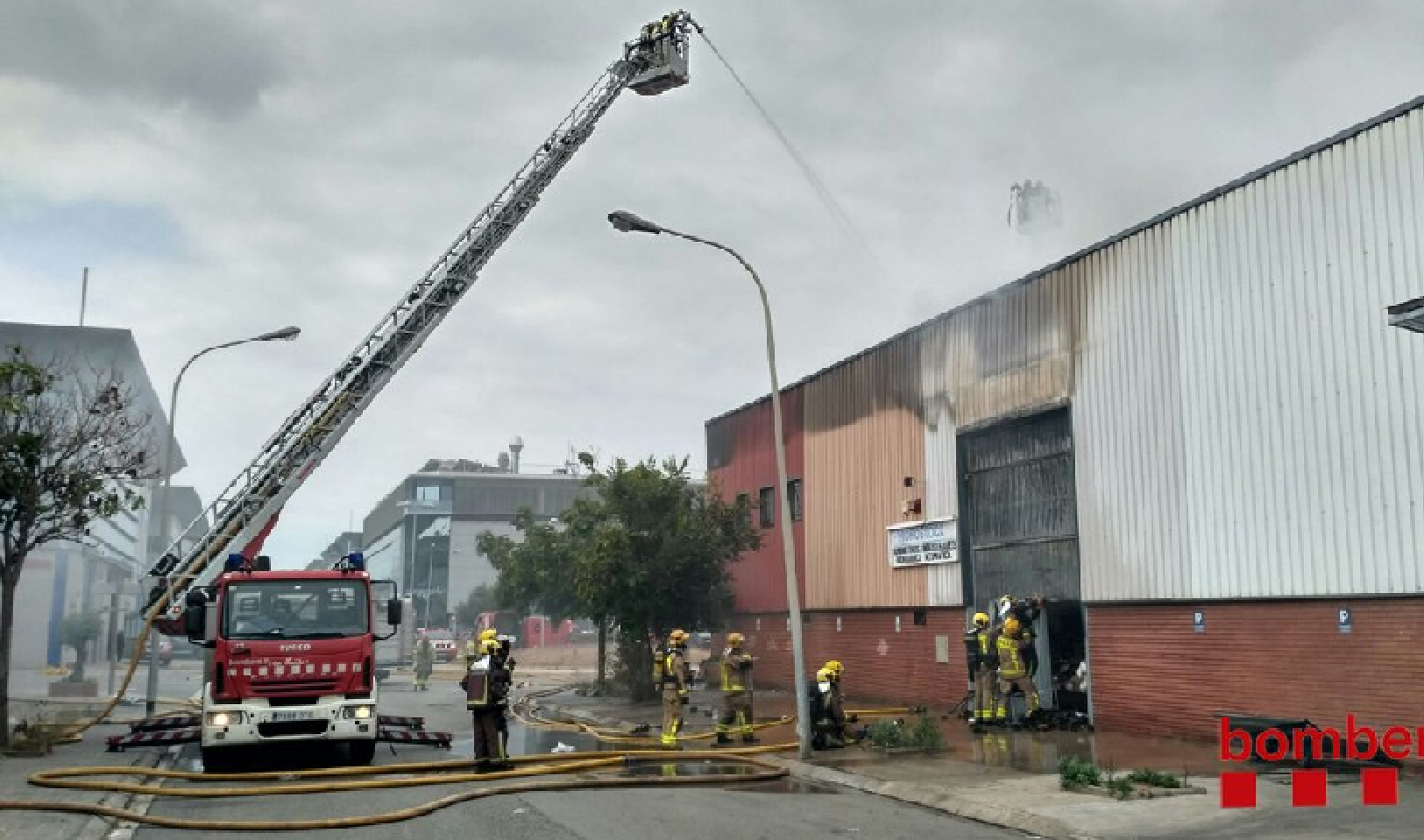 Estabilitzat l'incendi al polígon industrial Badalona Sud