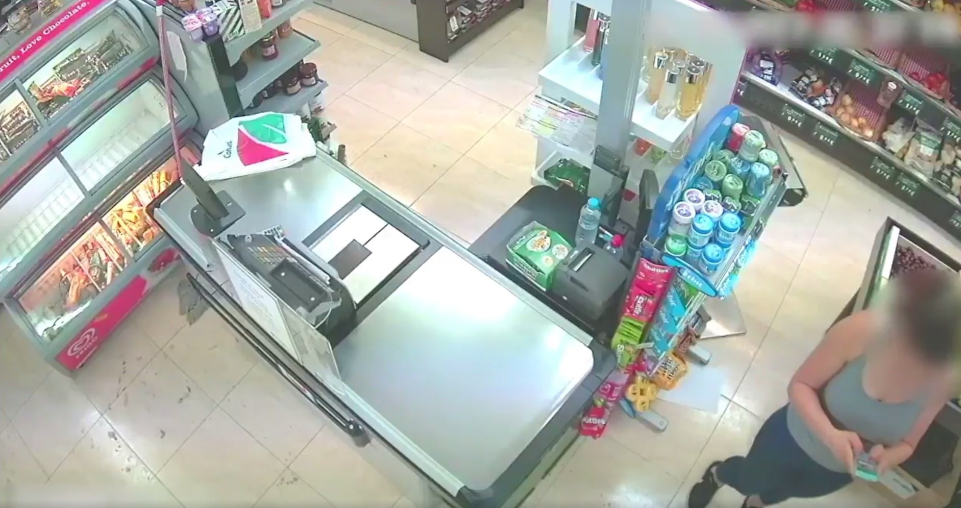 Vídeo: La cajera envía un Whatsapp para que entren a robar