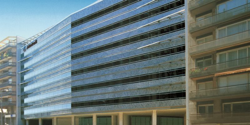 La farmacéutica Almirall amplía su horizonte con Poli Group