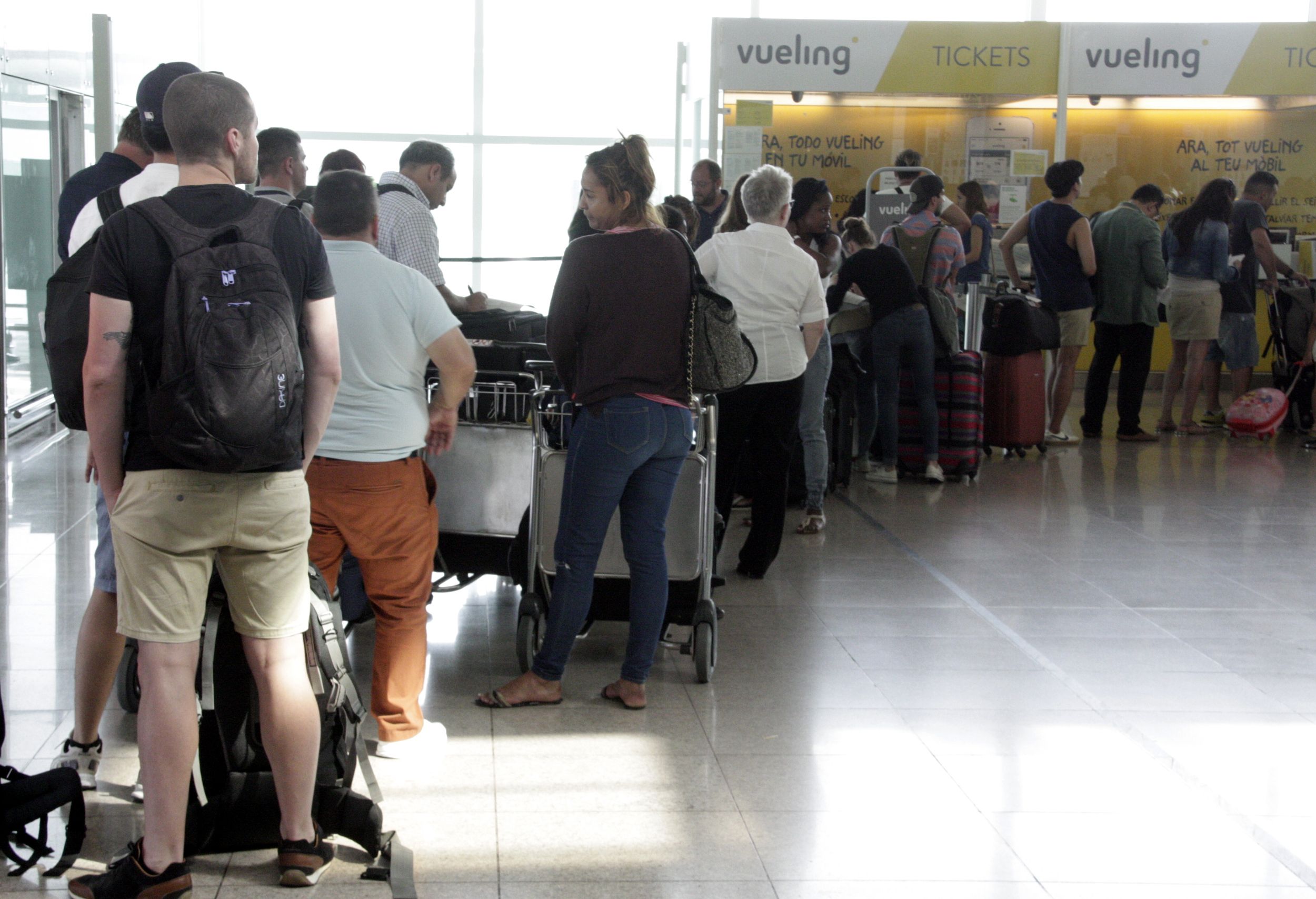 Vueling torna a la càrrega amb nous retards al Prat