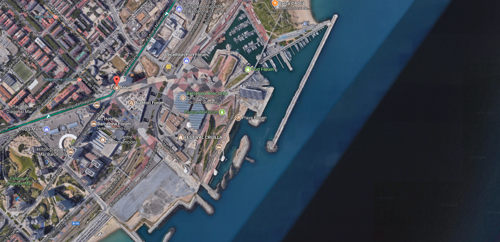 Un herido al incendiarse una embarcación en el puerto de Sant Adrià de Besòs