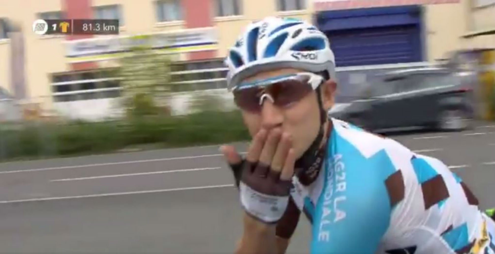 Vídeo: Un ciclista demana matrimoni a la seva xicota en plena etapa del Tour