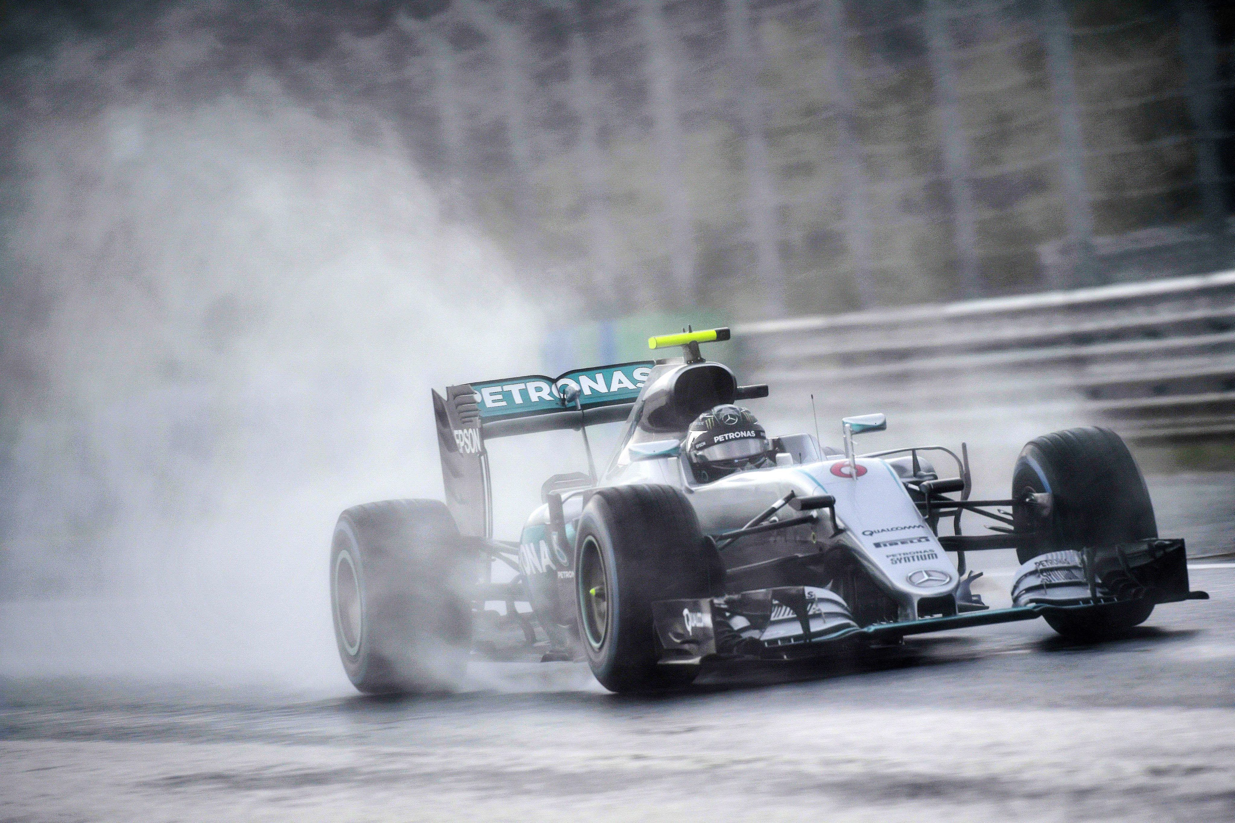 Nico Rosberg, pole bajo la lluvia