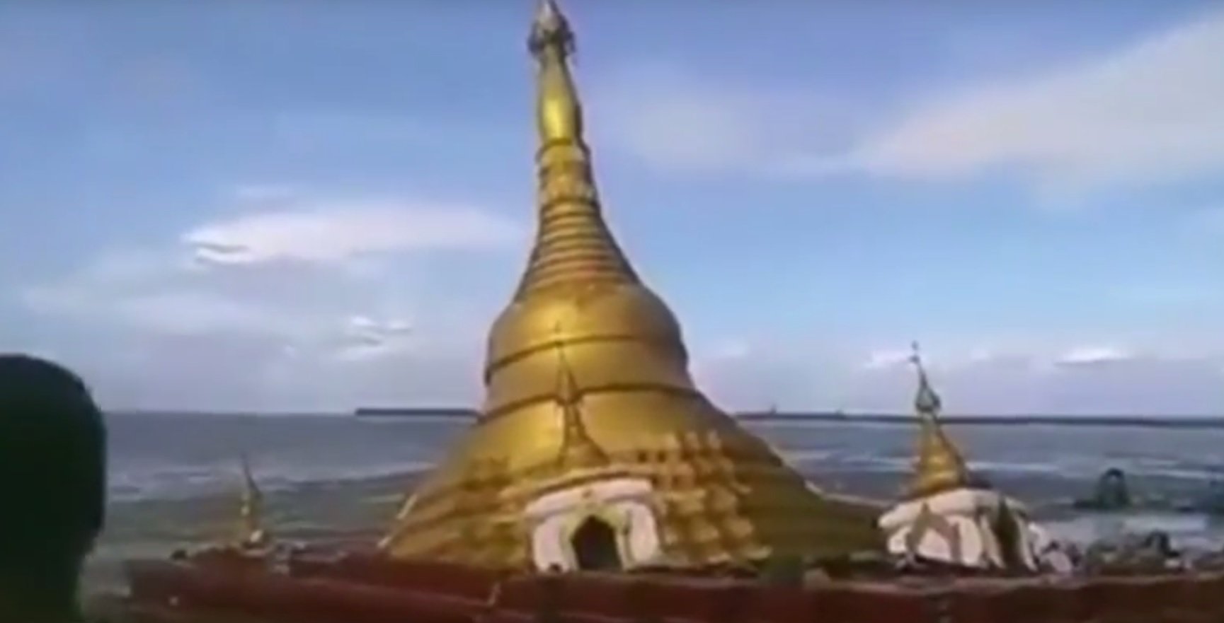 Vídeo: Se hunde una pagoda budista en Myanmar debido a la lluvia