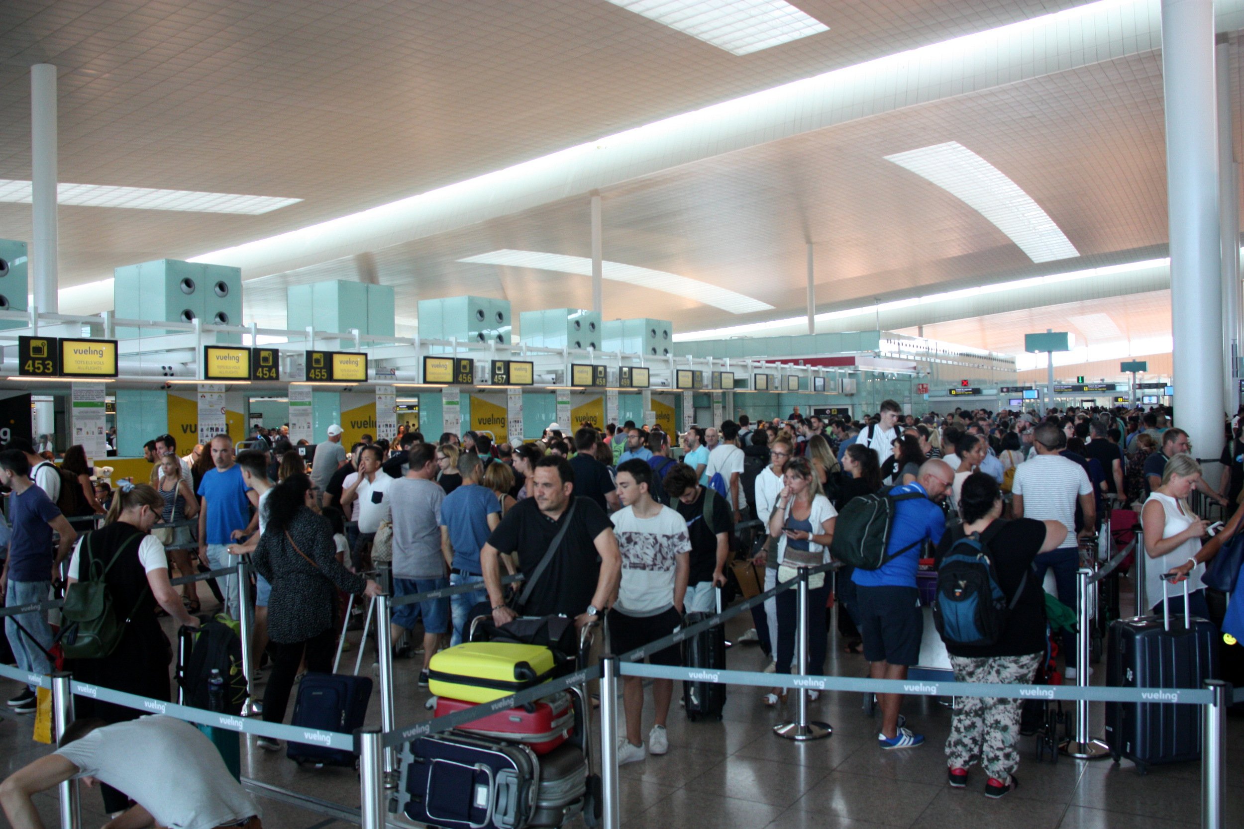 Los agentes de seguridad del Prat amenazan en colapsar el aeropuerto y dejarlo sin servicios mínimos