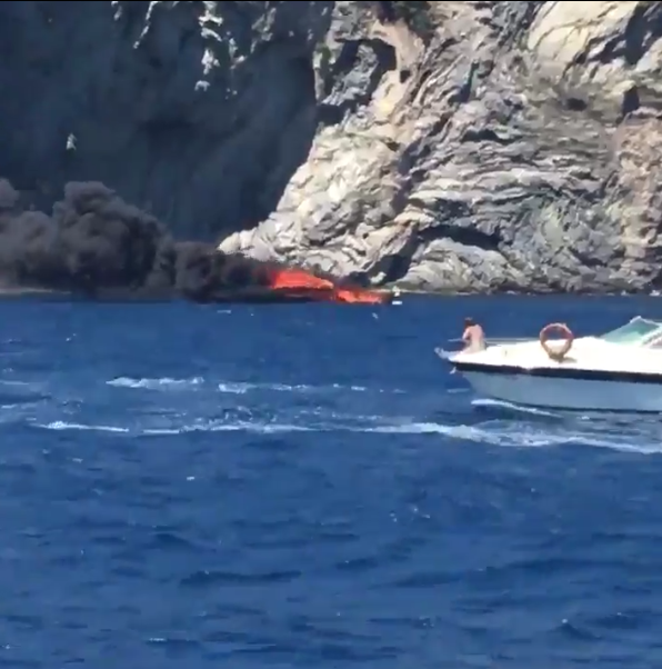 VÍDEO: Una barca s'incendia a Cadaqués