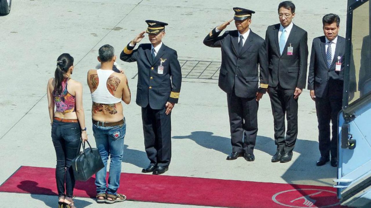 Detenen la família d'un periodista que va compartir unes polèmiques fotos del príncep tailandès
