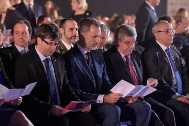 El presidente Carles Puigdemont y el Rey leen el programa del acto / LG