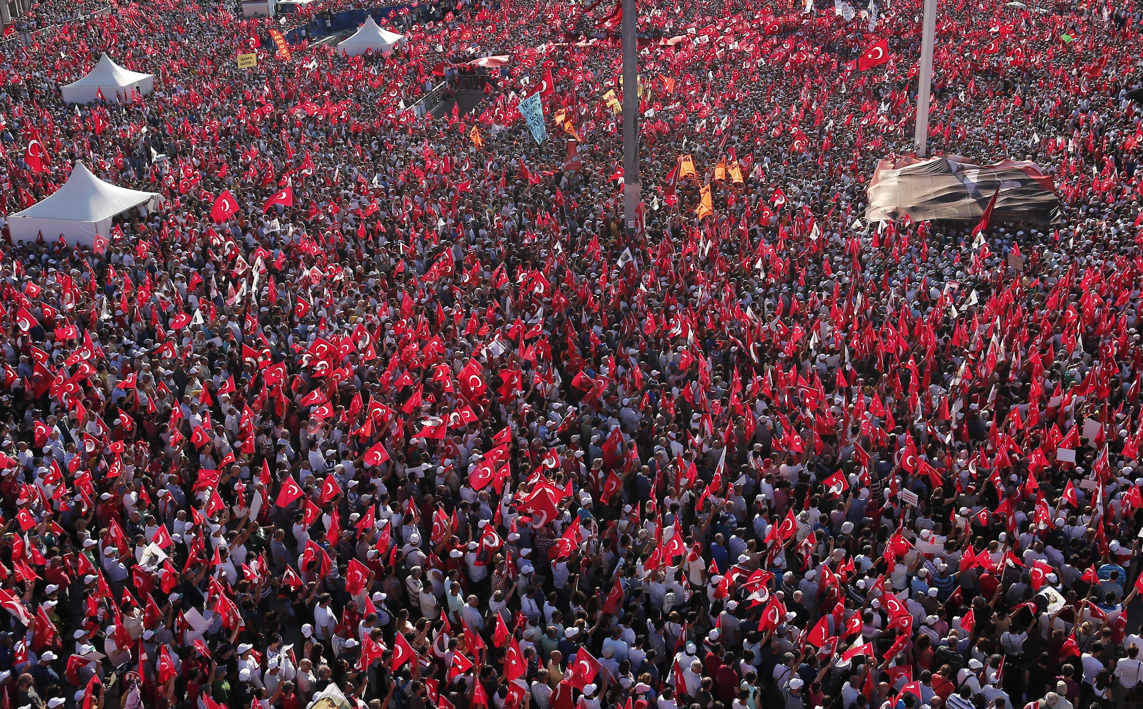 La oposición turca condena el golpe de estado con una masiva manifestación