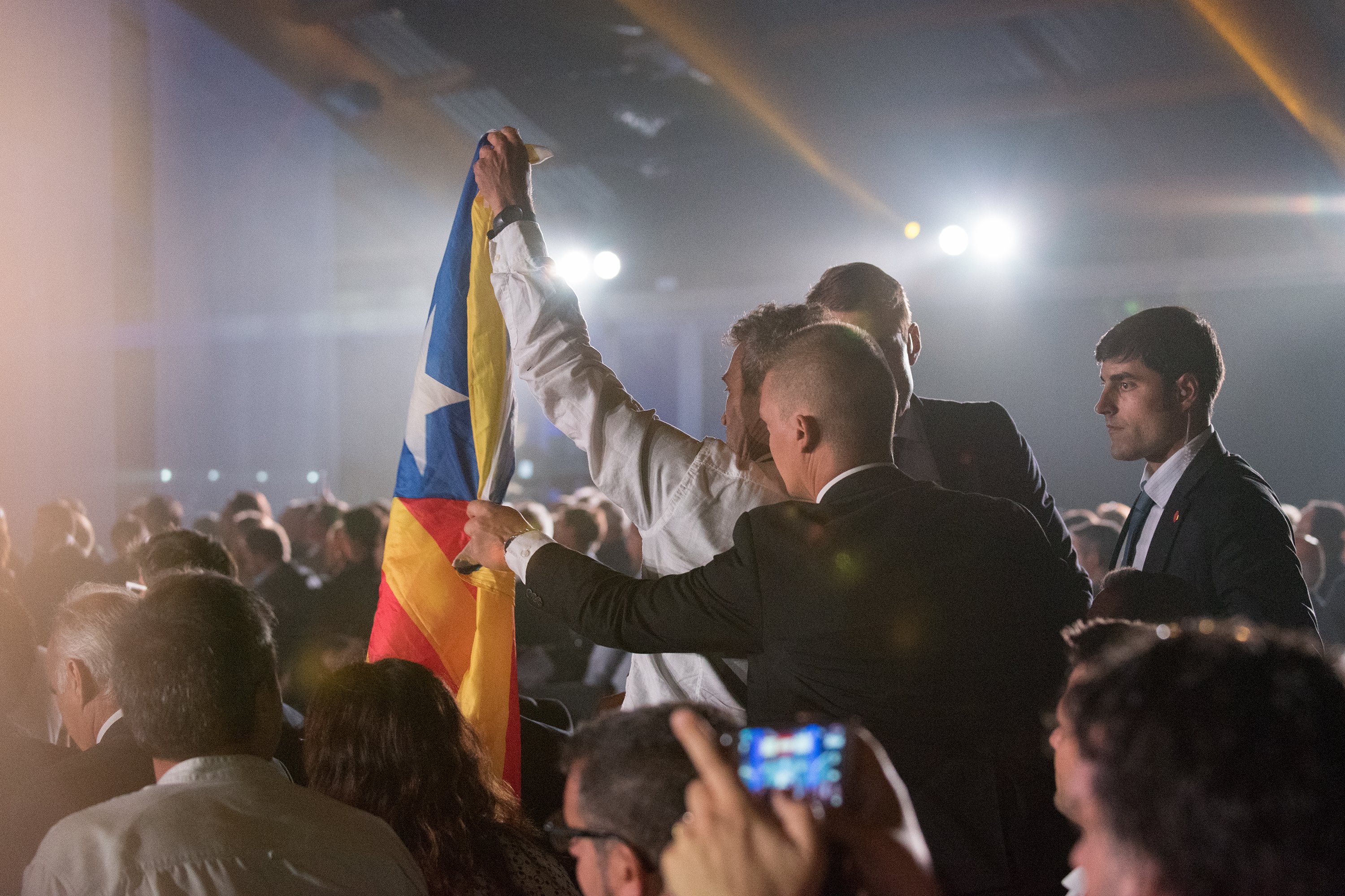 GALERÍA: Retiran una estelada durante el discurso del rey en el CAR