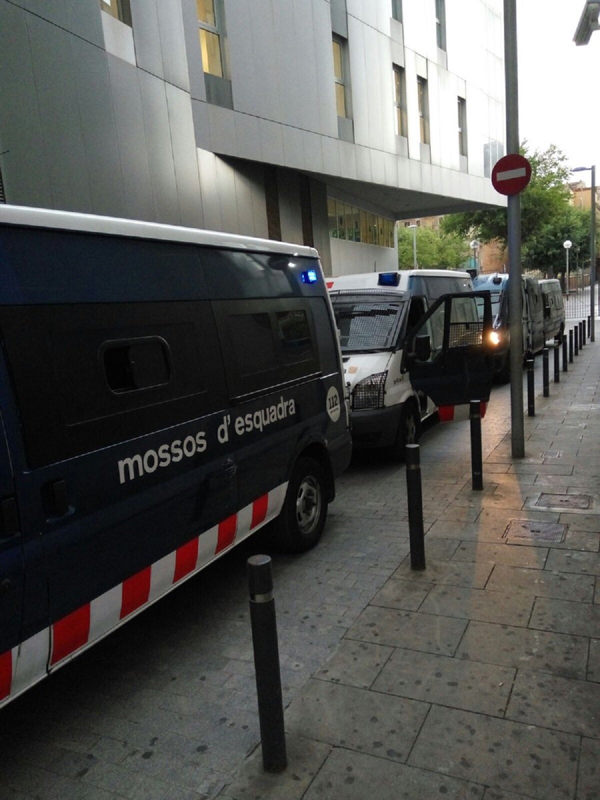 Tres detenidos por tráfico de drogas en el Raval