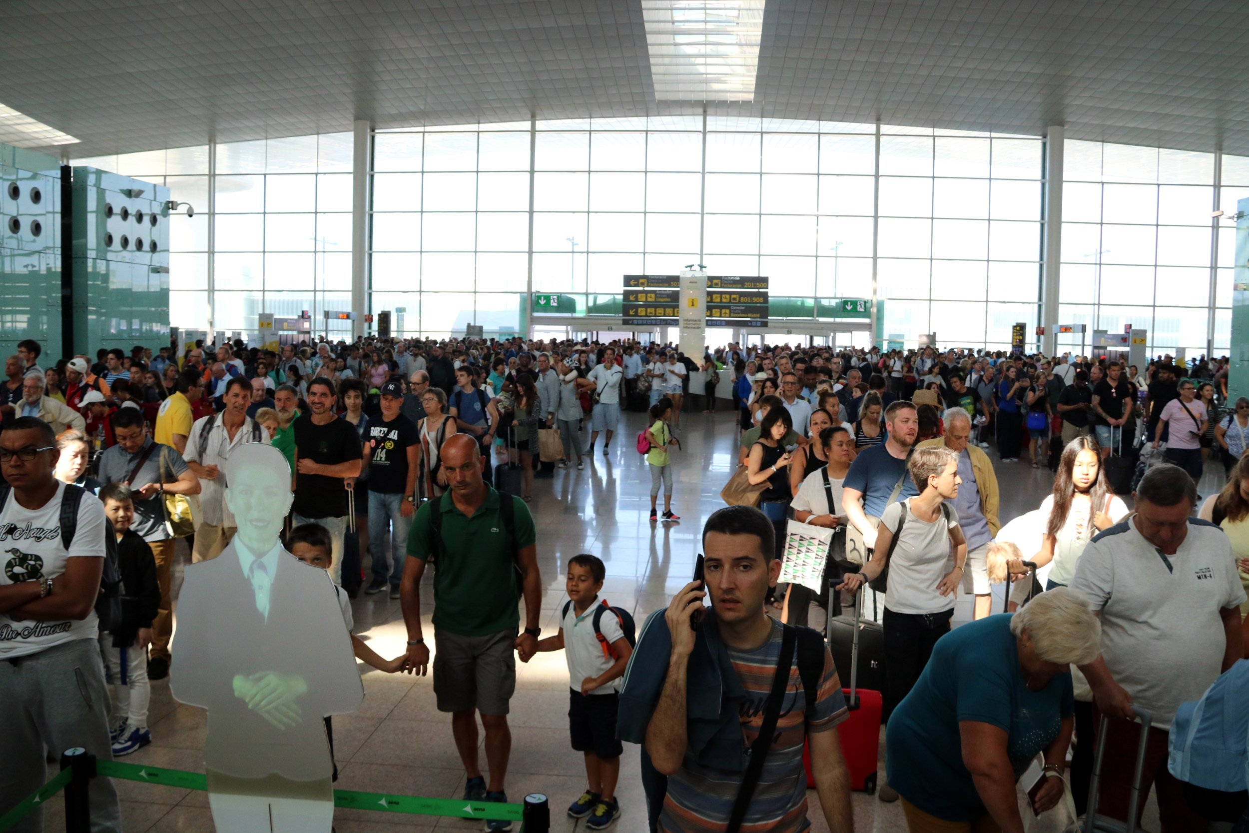 Las aerolíneas piden medidas urgentes para acabar con las colas en el Prat