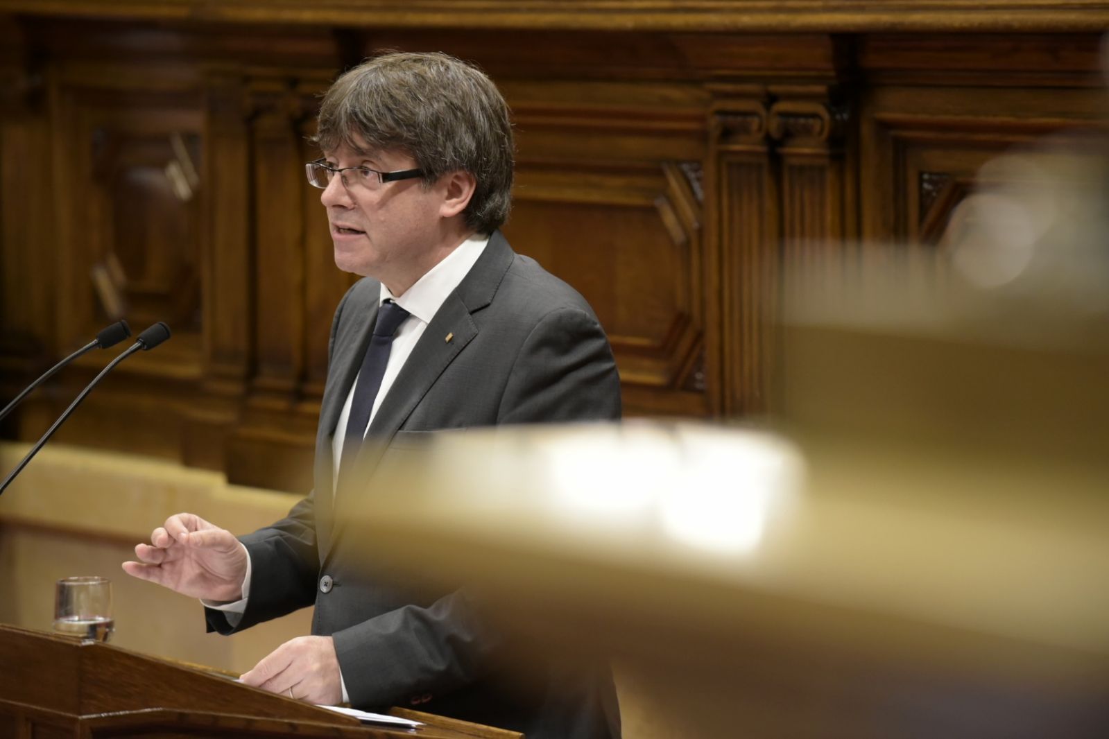 Puigdemont replica a las acusaciones de la oposición inundando el pleno de datos sobre gestión