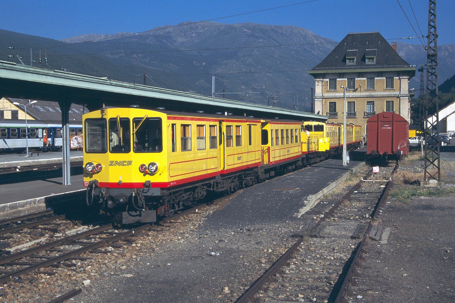 Tren groc a l'estació de La Tor de Querol. Fotografia: Herbert Ortner. Viquipèdia.
