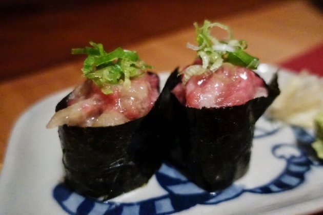 gunkan de ventresca de atún con cebolleta