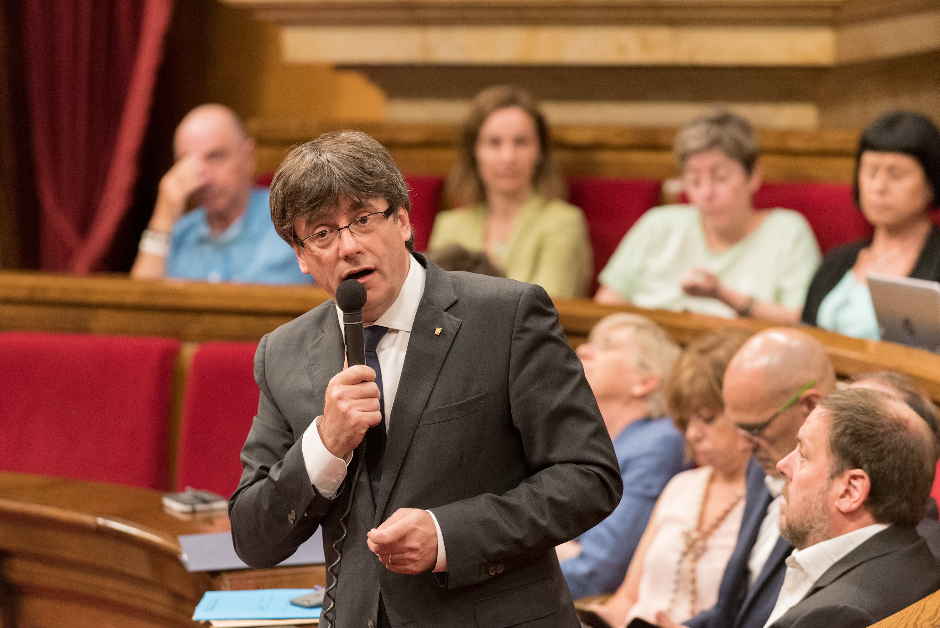 Puigdemont interpela a la Guardia Civil