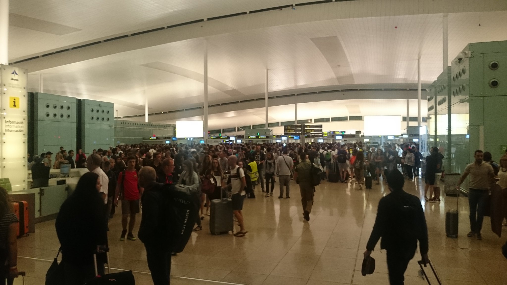 Las largas colas en el Prat coinciden ahora con la huelga de taxis