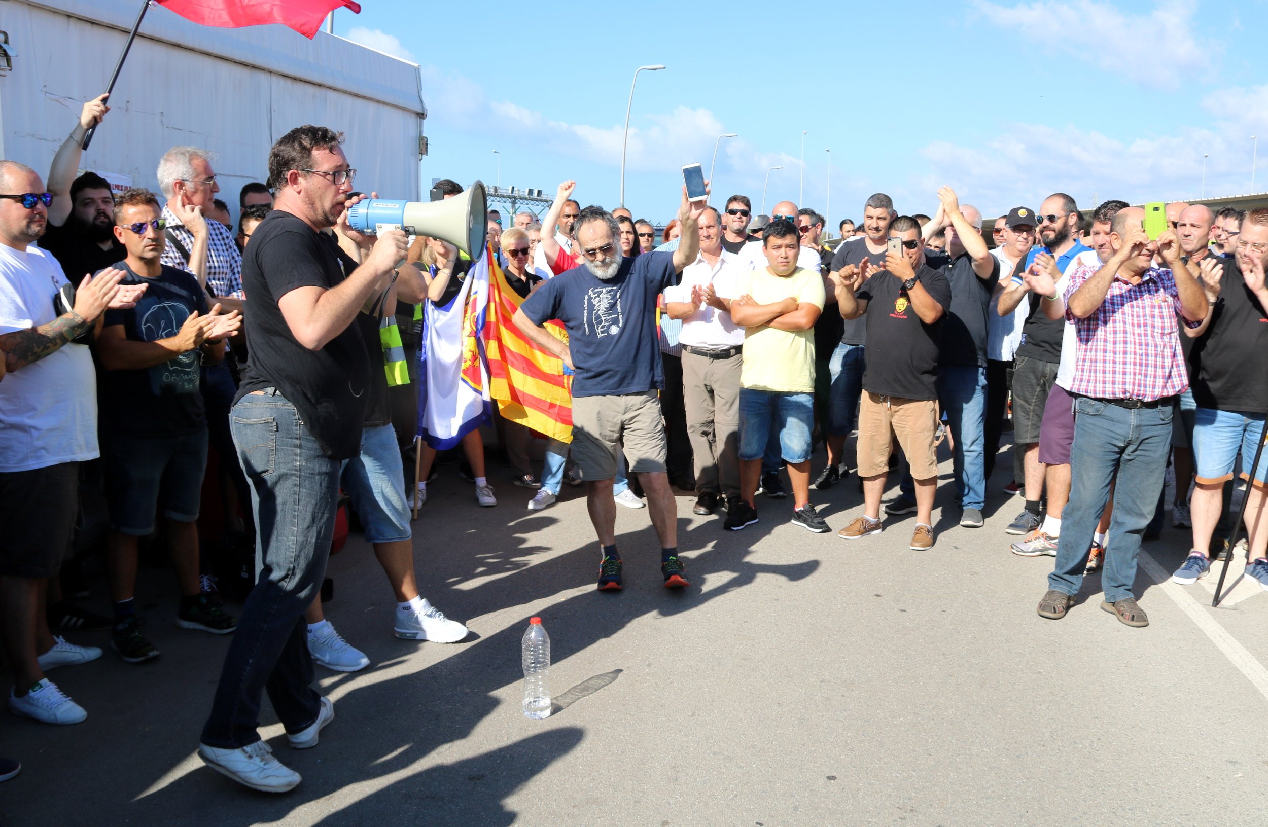 Els taxistes col·lapsen l'aeroport del Prat