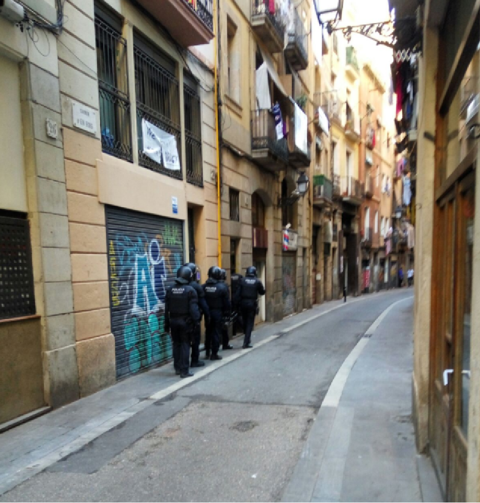 Tapian dos domicilios del Raval por tráfico de drogas