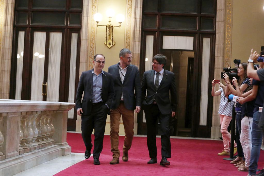 Puigdemont recibe a Clotet después de la declaración ante la Guardia Civil
