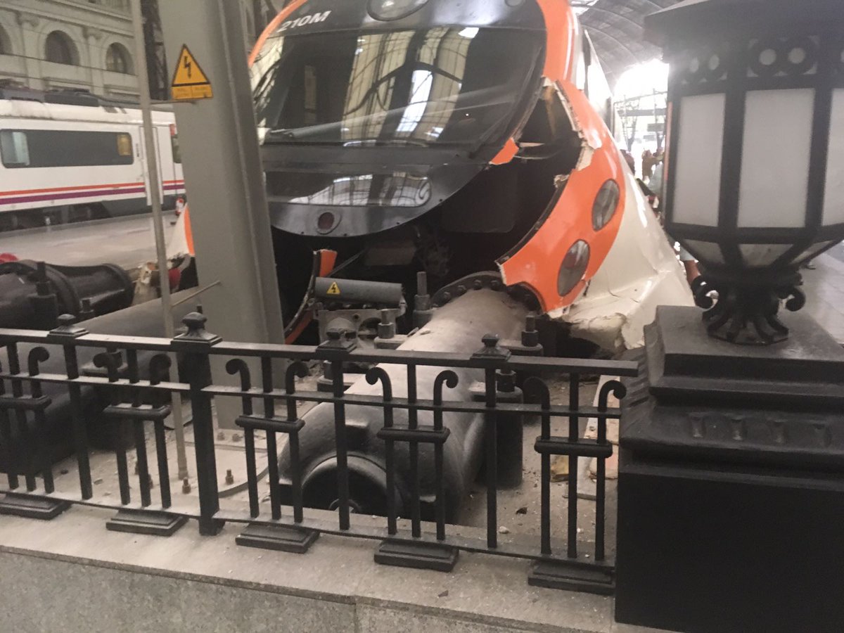 VÍDEO: El moment de l'impacte del tren a l'estació de França de Barcelona