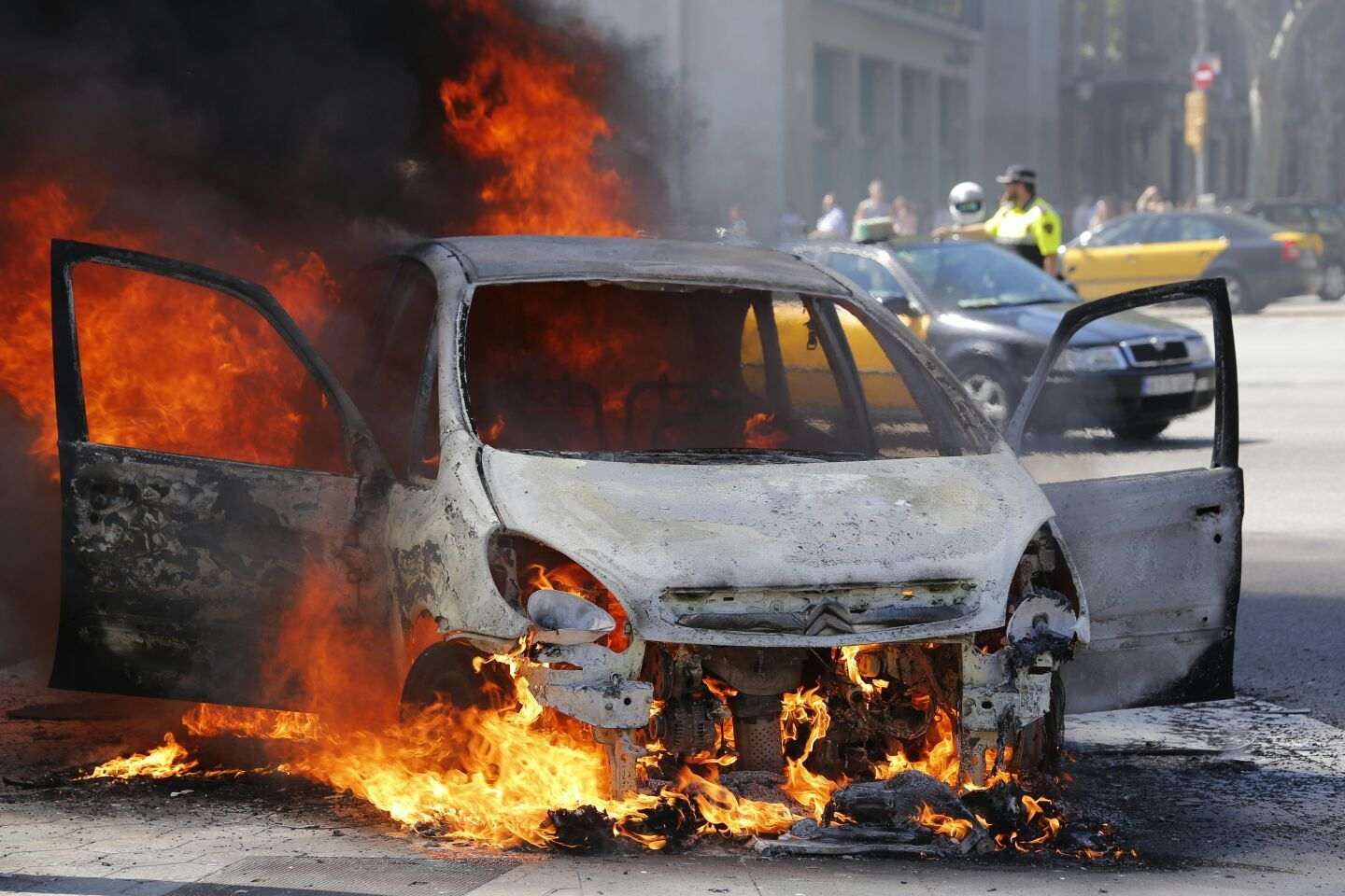 Cremen de matinada cinc vehicles a l'Eixample de Barcelona