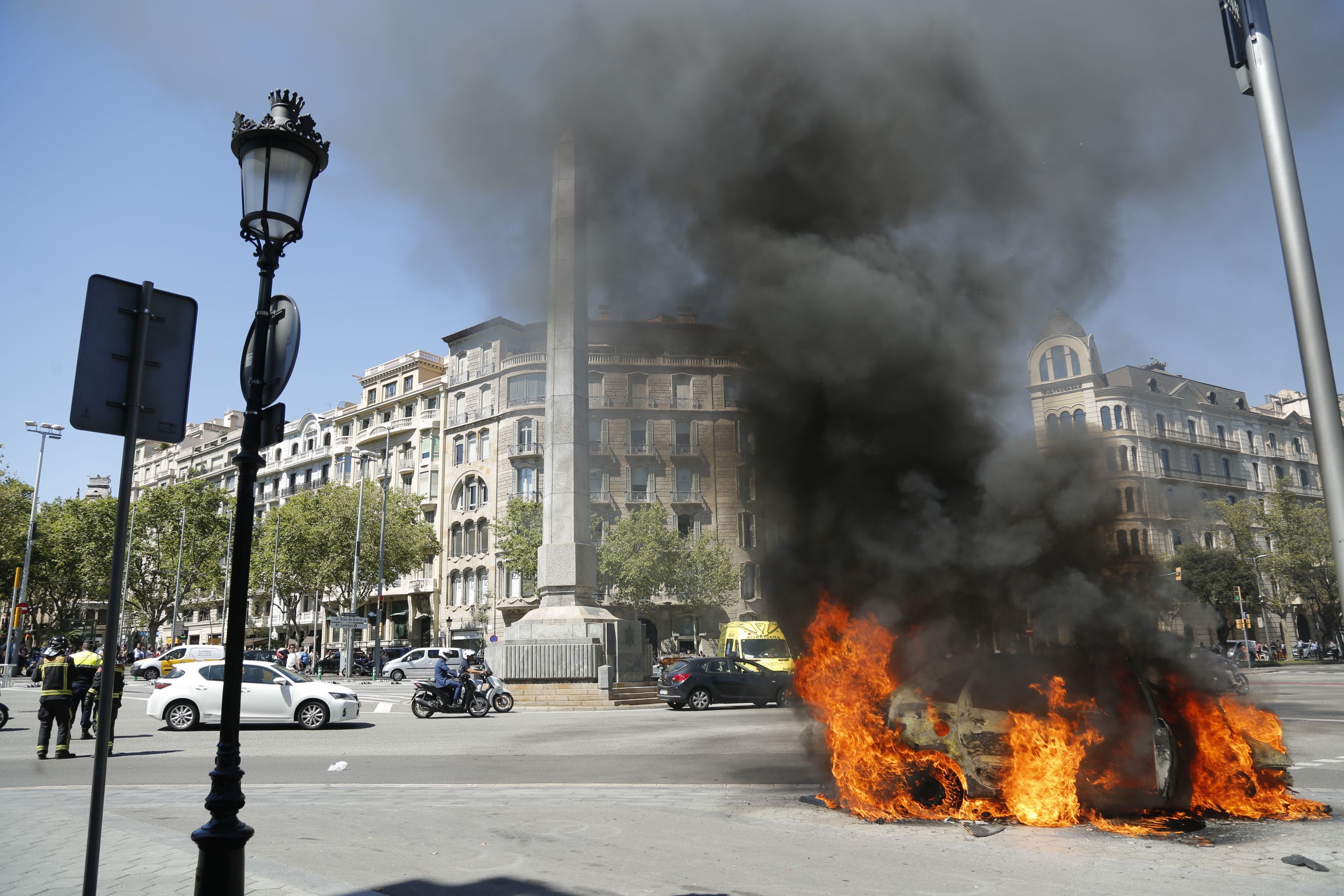 S'incendia un cotxe al Passeig de Gràcia
