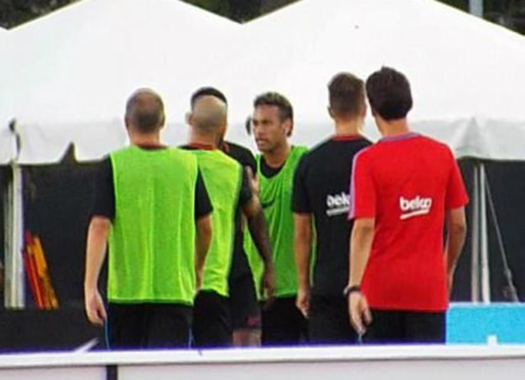Neymar i Semedo, a punt de pegar-se en l'entrenament del Barça