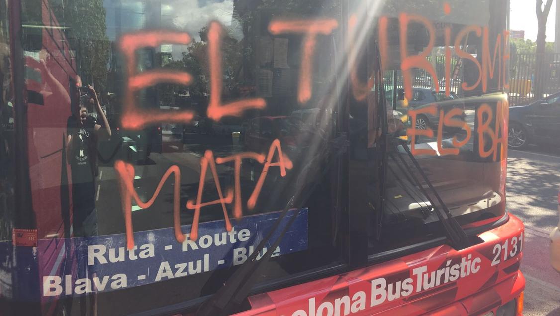 Cuatro encapuchados asaltan un bus turístico