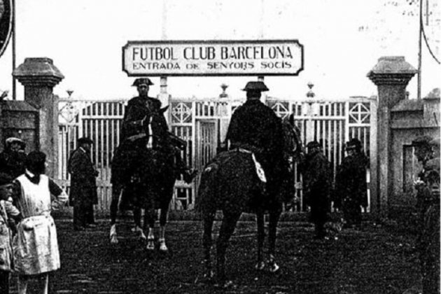 Mor Joan Gamper, fundador del Futbol Club Barcelona. La Guąrdia Civil impedint l'entrada al Camp de Les Corts. Font Arxiu d'ElNacional