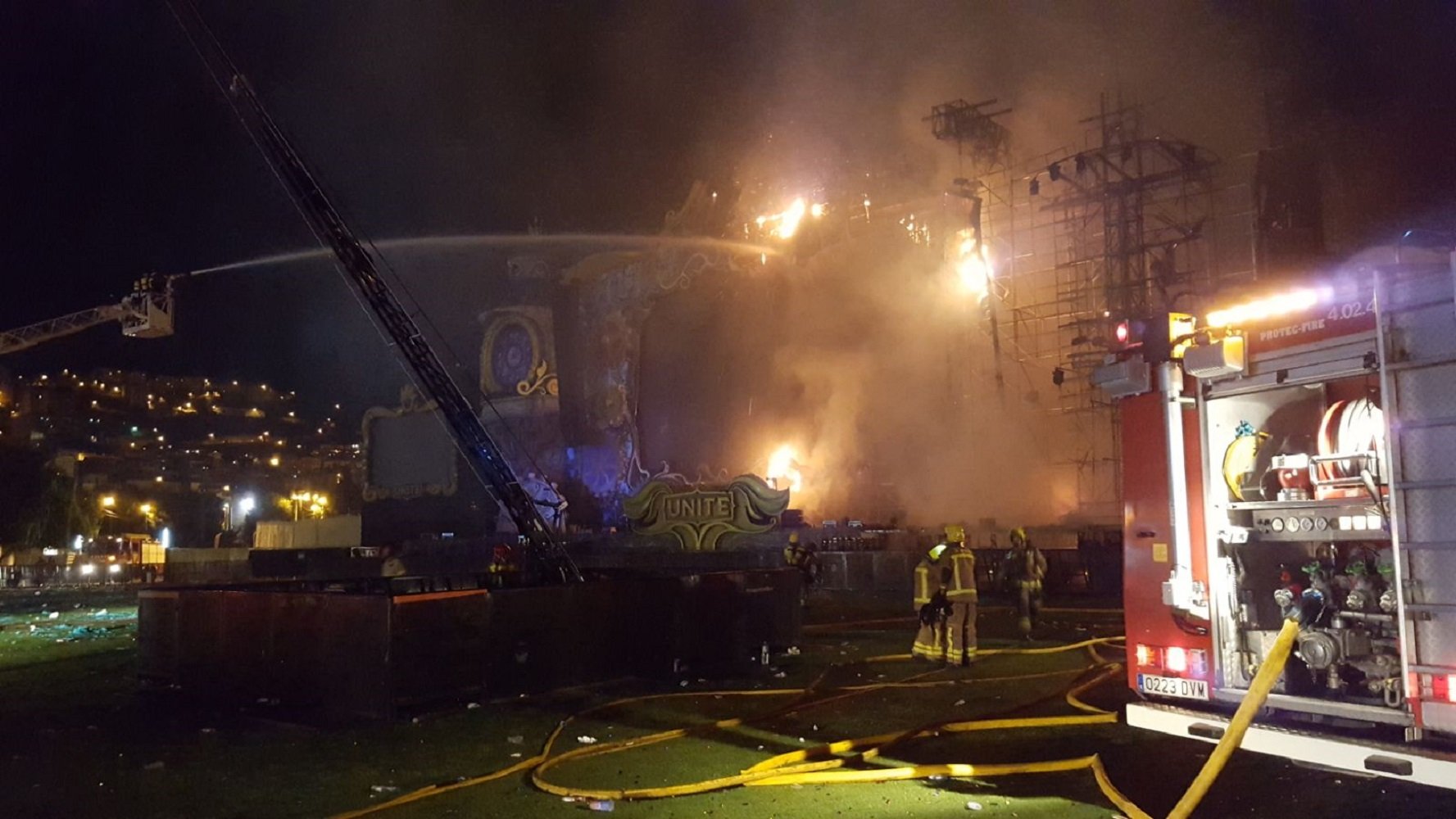 Crema l'escenari del Tomorrowland Barcelona, a Santa Coloma